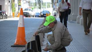 Trabajadores instalando un reductor de velocidad en una calle de Corrientes