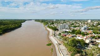 Vista aérea de la nueva costanera en construcción sobre el río Paraná en la ciudad de Goya, Corrientes.