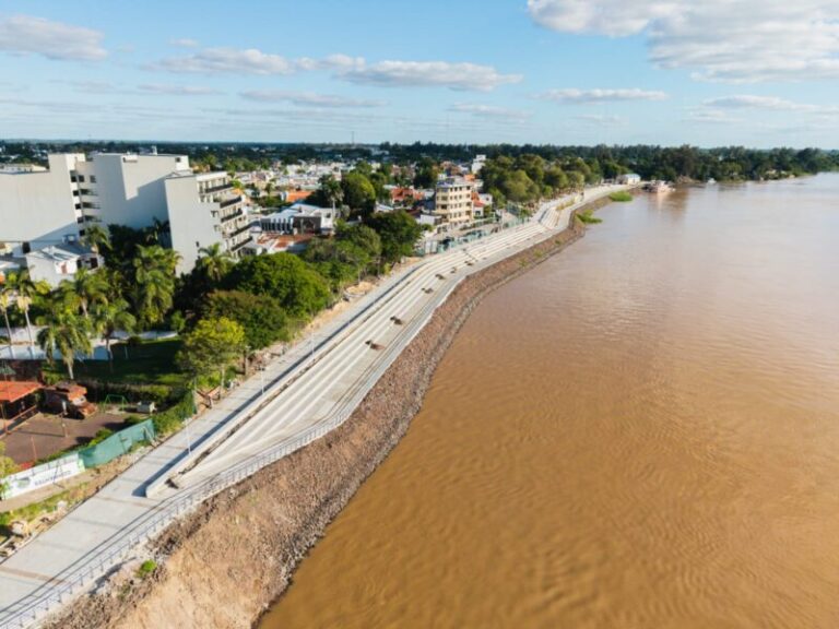 Vista panorámica de la nueva costanera de Goya, con el río de fondo y zonas de paseo