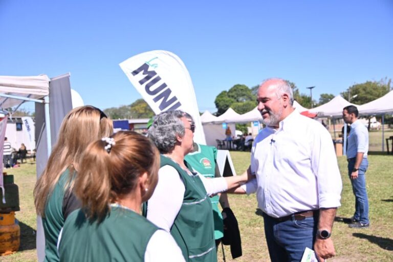 Intendente Claudio Polich durante operativo integral en el barrio Dr. Montaña