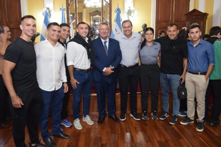 Autoridades provinciales durante la presentación de los Juegos Correntinos 2026 en el Salón Amarillo.