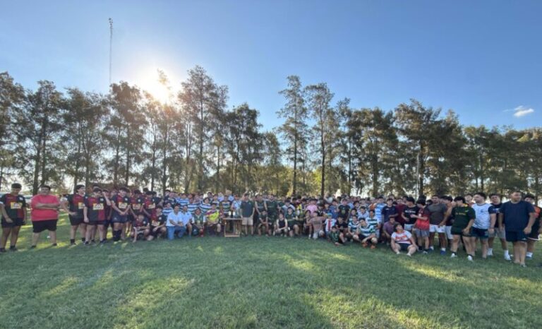 Jugadores y autoridades en el Primer Encuentro Provincial de Rugby de Desarrollo en Curuzú Cuatiá, Corrientes.