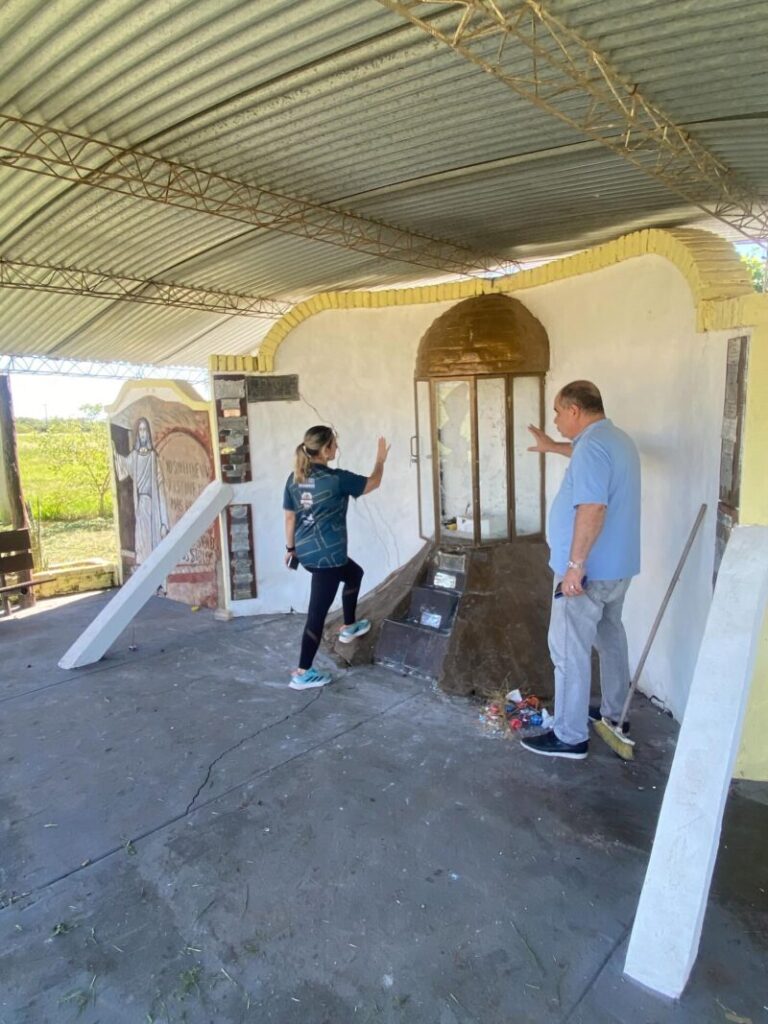 Gruta de la Virgen de los Remedios en Parada Coco, Empedrado, tras el acto vandálico.