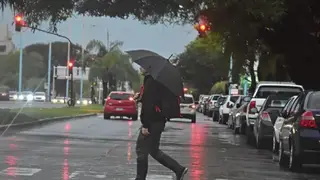 Mapa del pronóstico del tiempo con íconos de lluvia y tormenta sobre la provincia de Corrientes