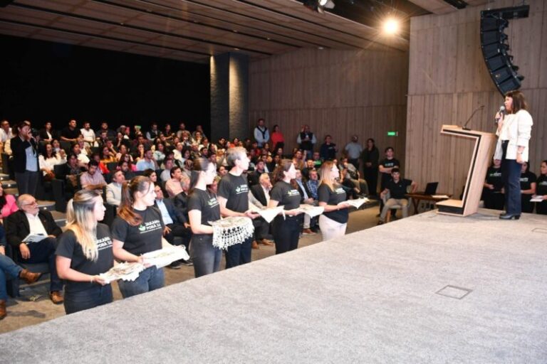 Presentación del programa Huertas Jakaru Porä 2.0 en el auditorio Julián Zini de Corrientes.