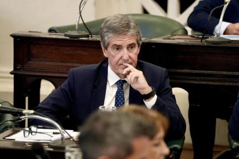 Ilustración de un niño y una niña con símbolos de salud y protección, representando a menores bajo tutela estatal.