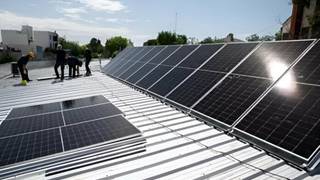 Maqueta digital de un edificio con paneles solares integrados en la fachada, representación del estudio de la UNNE.