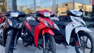 Gráfico o fotografía representativa de una motocicleta con datos de patentamiento récord en Argentina.