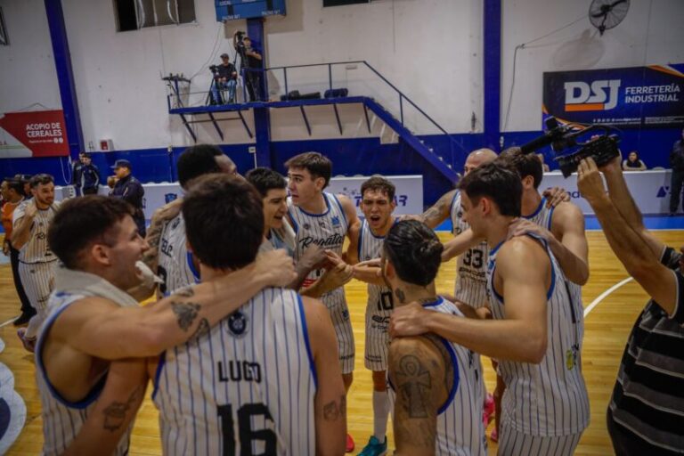 Jugadores de Regatas Corrientes celebrando durante el partido de la Liga Nacional de Básquetbol.