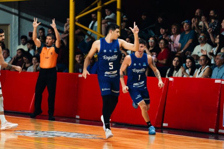 Jugador de Regatas Corrientes en acción durante un partido de la Liga Nacional de Básquetbol.