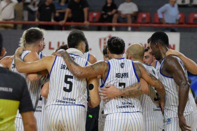 Jugadores de Regatas Corrientes y Obras Basket en acción durante un partido de básquet.