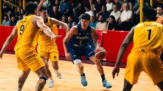 Jugadores de Regatas Corrientes celebrando un punto durante el partido contra Obras Basket en el Fortín Rojinegro.