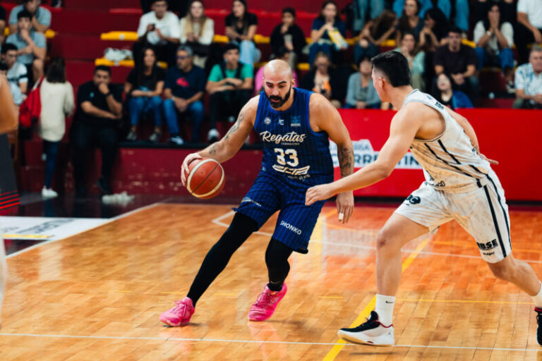 Jugadores de Regatas Corrientes celebrando un punto en el Fortín Rojinegro durante el partido de la LNB.