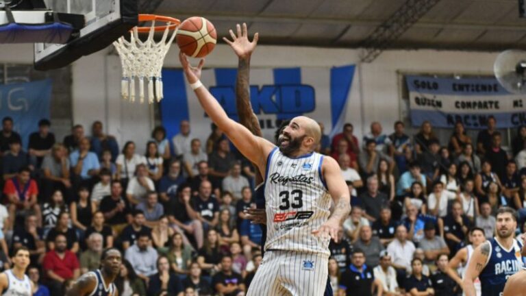 Jugadores de Regatas Corrientes celebrando victoria en partido de la LNB