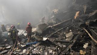 Mapamundi con banderas de Estados Unidos y China en lados opuestos, representando la rivalidad geopolítica.