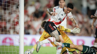 Los escudos de River Plate y Belgrano enfrentados, representando el partido del Torneo Apertura.