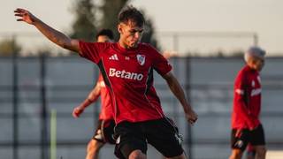 Jugadores de River Plate y Racing Club durante un partido anterior en el Cilindro de Avellaneda
