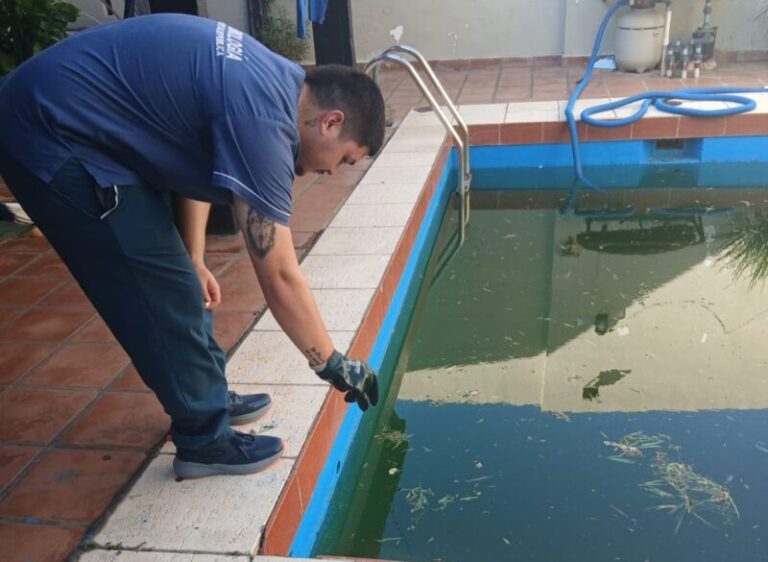 Acciones de prevención contra mosquitos en un barrio de Corrientes