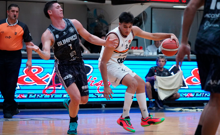 Jugadores de San Martín de Corrientes en partido de la Liga Nacional de Básquet en el Fortín Rojinegro.