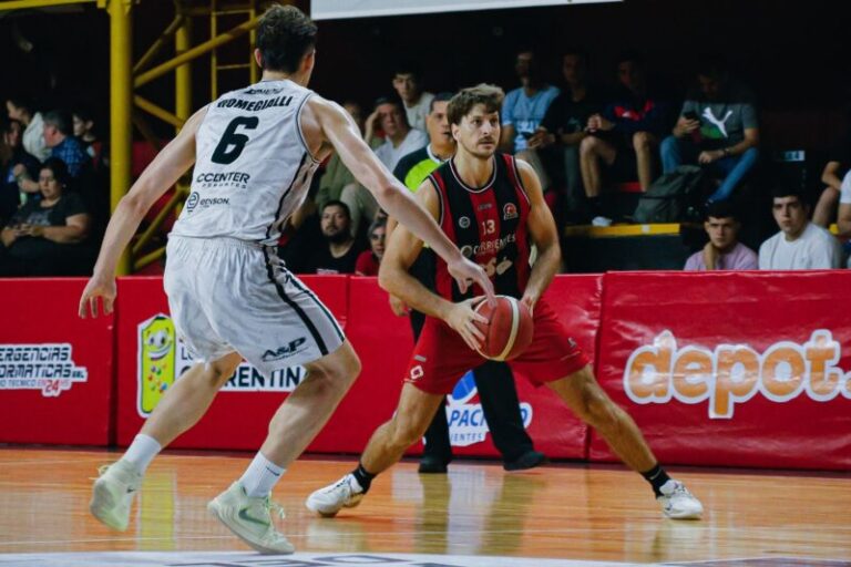 Jugadores de San Martín de Corrientes en partido de la Liga Nacional de Básquet