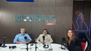 Técnico realizando diagnóstico computarizado a un automóvil en un taller de Corrientes