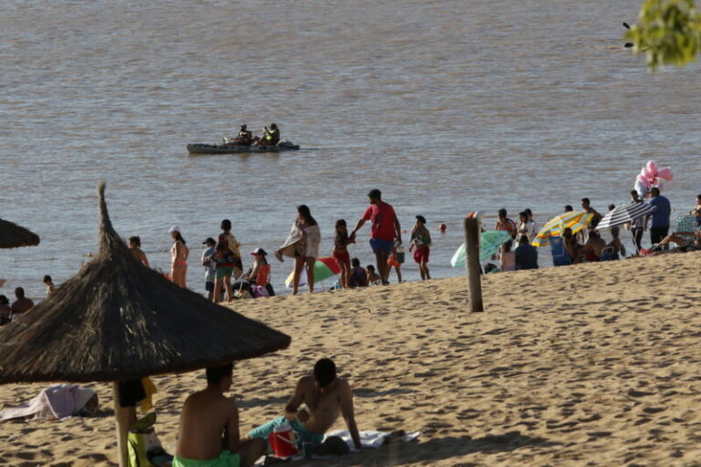 Turistas disfrutando de un paisaje natural en los Esteros del Iberá, Corrientes.