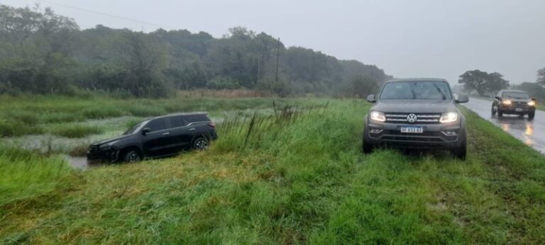 Vehículo siniestrado en Ruta 5 tras choque bajo lluvia en Corrientes
