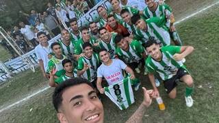 Jugadores de Sportivo Corrientes celebran un gol en el estadio de Ituzaingó.