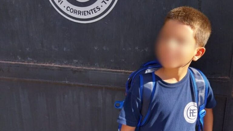 Niño sonriendo en un parque, representación de la búsqueda de un hogar para Star