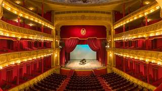 Fachada del Teatro Juan de Vera en la ciudad de Corrientes, listo para recibir visitantes.