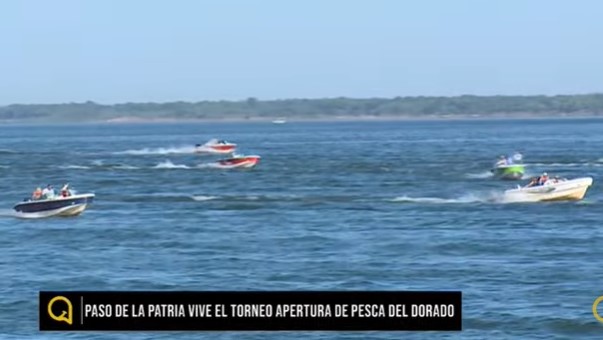 Largada de lanchas en el río Paraná durante el Torneo Apertura de Pesca del Dorado en Paso de la Patria, Corrientes.