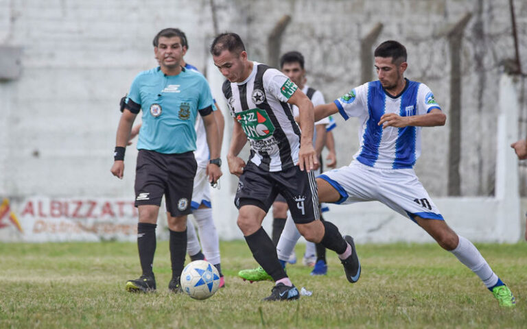 Celebración de jugadores en partido del Torneo Provincial de Clubes de Corrientes