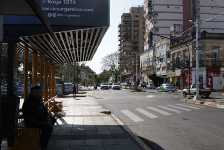 Colectivo de transporte de pasajeros en una calle de la ciudad