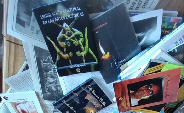 Feria del Libro en Mburucuyá con libros y símbolos culturales