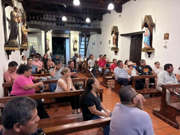 Grupo de personas reunidas en la Capilla de Santa Ana de los Guácaras durante la planificación de la peregrinación a Itatí.