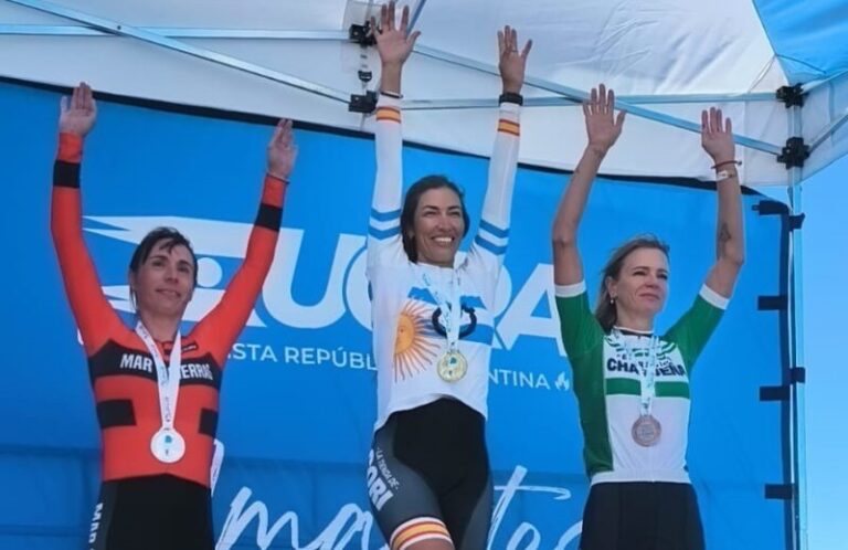 Paola Sosa en el podio del Campeonato Argentino Master de Ruta