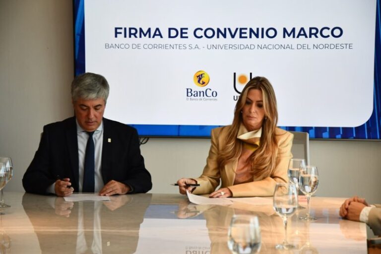 Firma del convenio entre la UNNE y el Banco de Corrientes, con los representantes Omar Larroza y Laura Sprovieri.