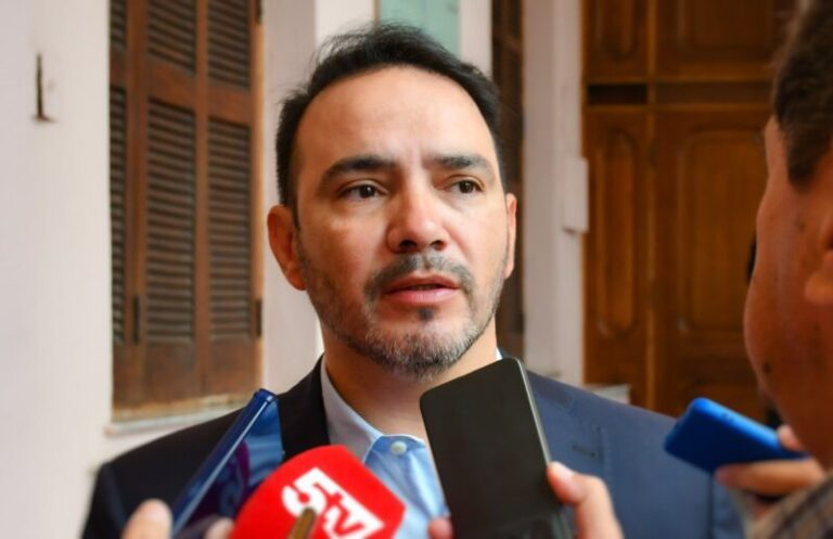 Gobernador Juan Pablo Valdés durante una entrevista anunciando medidas salariales.