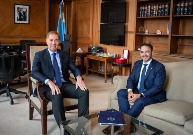 El gobernador Juan Pablo Valdés y el ministro Diego Santilli durante una reunión de trabajo.