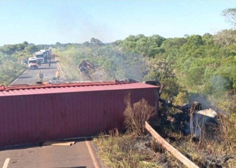 Camión volcado e incendiado en la banquina de la Ruta 14, en Virasoro, Corrientes