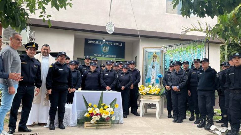 Réplica de la Virgen de Itatí en una comisaría de Corrientes, rodeada de efectivos policiales.
