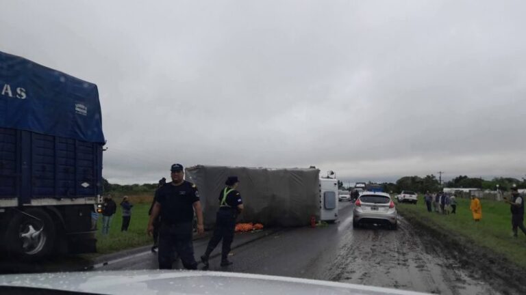 Camión volcado sobre la Ruta Provincial 27, cerca de Lavalle, con cajas de hortalizas desparramadas.