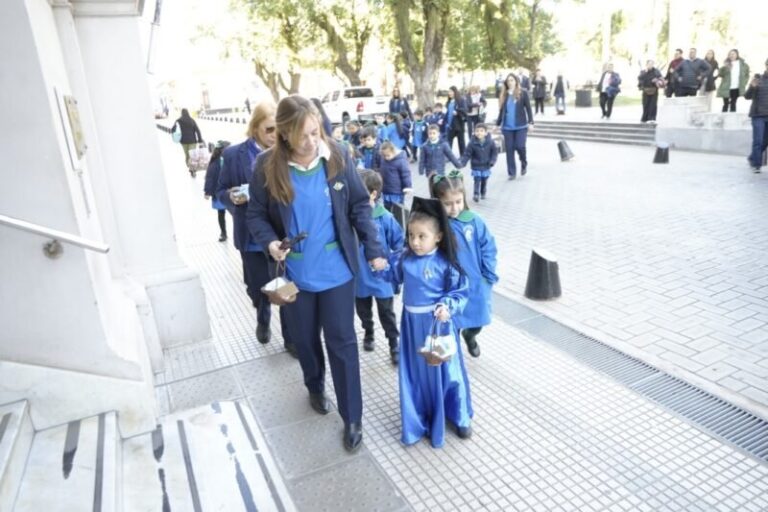 Niños del jardín Conejito Azul en la Legislatura de Corrientes