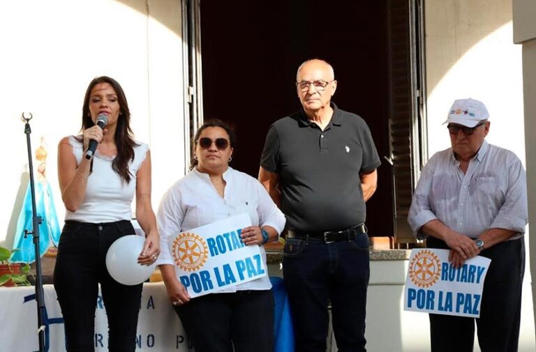 Caminata por la Paz en Bella Vista con pancartas blancas