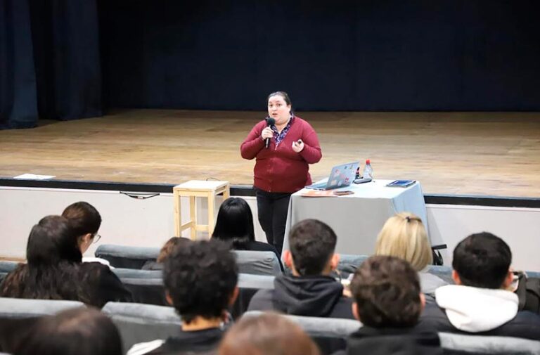 Licenciada Susana Córdoba durante la capacitación de Bella Vista Emprende en la Casa de la Cultura