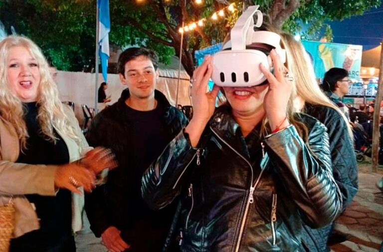 Stand de Bella Vista en la Fiesta Nacional del Surubí con personaje del Tigre Diente de Sable y dispositivo de realidad virtual