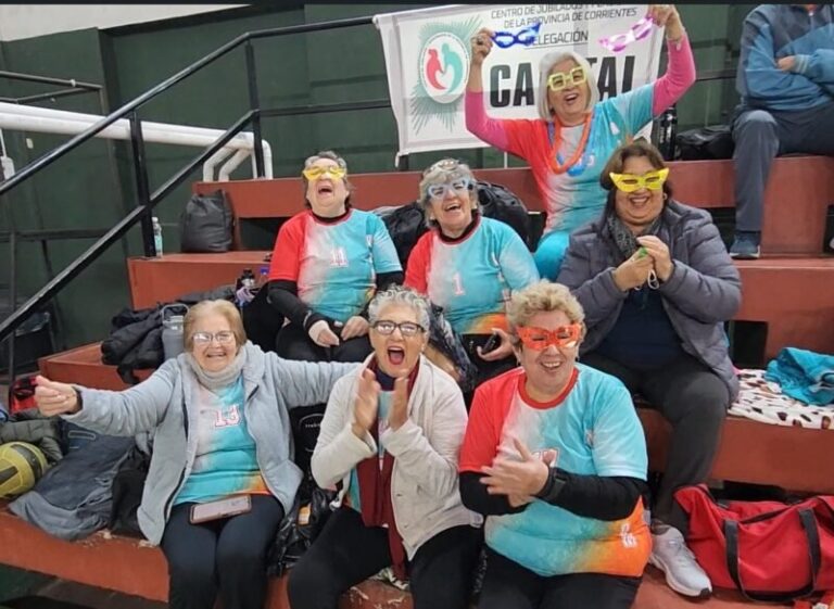 Equipos de adultos mayores jugando al newcom en la Secretaría de Deportes de Corrientes