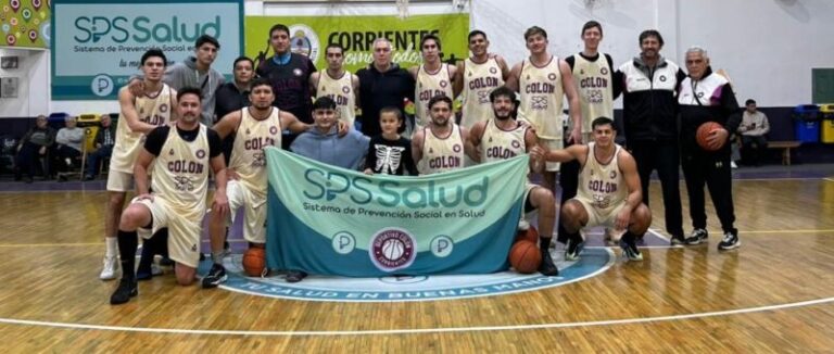 Partido de básquet entre Colón y El Tala en el estadio Mario Castellano de Corrientes