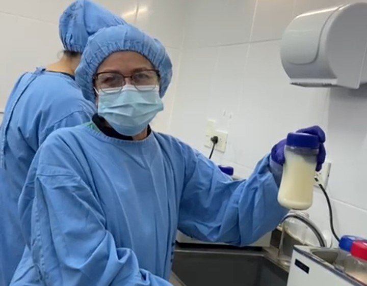 Bebé prematuro siendo alimentado con leche materna donada en el Hospital Materno Neonatal de Corrientes