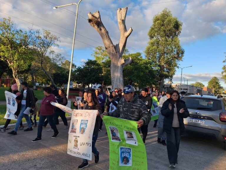 Manifestantes frente a la comisaría de Berón de Astrada durante la marcha por justicia